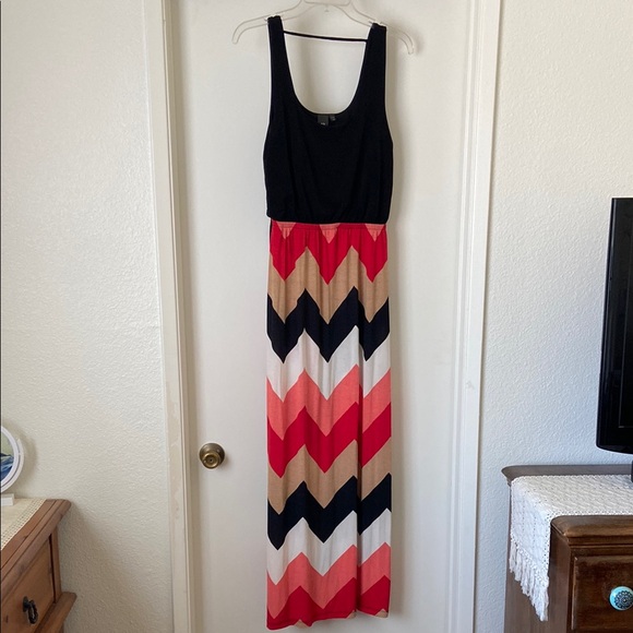 Stylish Black and Red Chevron Dress - Picture 2 of 3